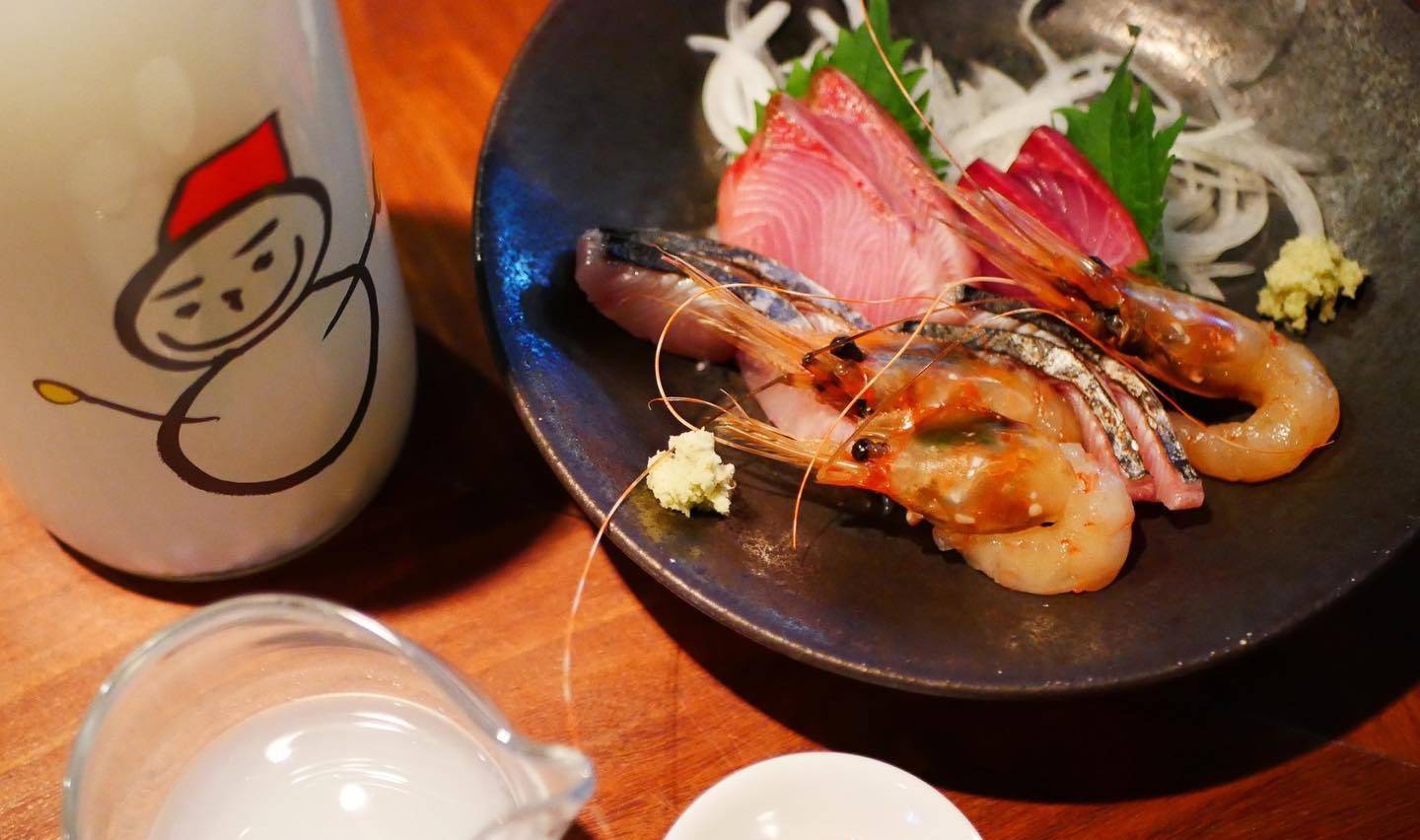 代々木上原駅近くの昼飲みができる居酒屋です。海鮮やお蕎麦などの和食と共にお酒をどうぞ。